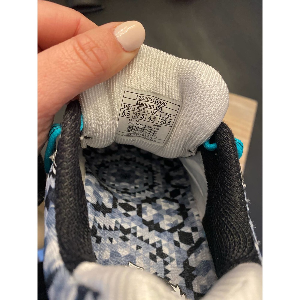 Nearly Perfect Brooks GTS 16 Running Shoes - Picture 6 of 8